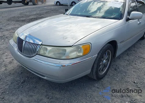 2001 Lincoln Town Car Executive from USA, damaged, VIN 1LNHM81W71Y709449